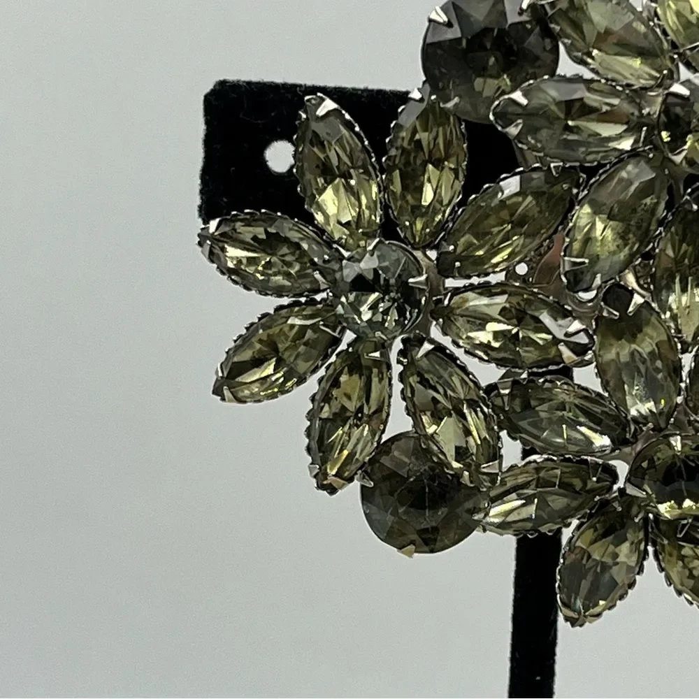 Large unisex glass silver tone prong set 3D grey floral 3 set Brooch - Picture 3 of 8